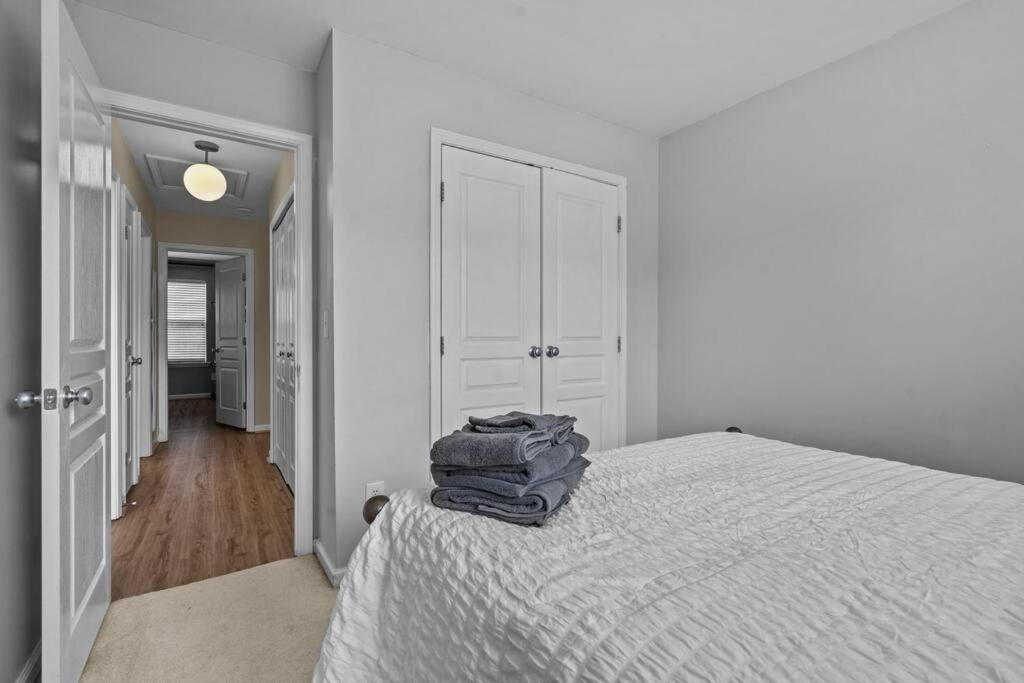 Peaceful, Townhome In Hope Valley Farms Durham