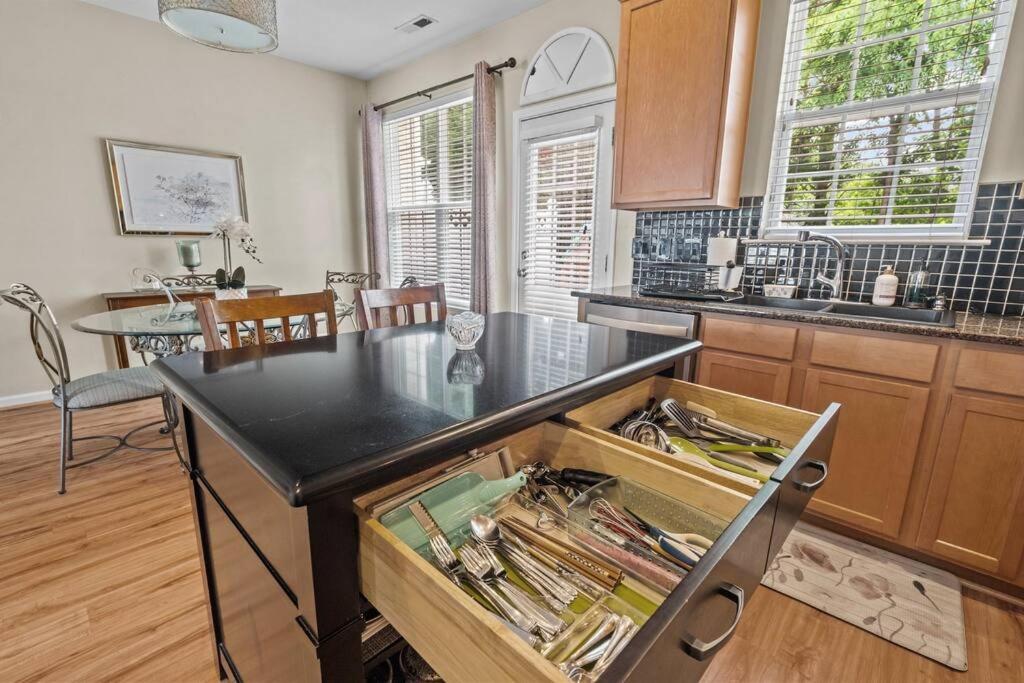 Peaceful, Townhome In Hope Valley Farms Durham