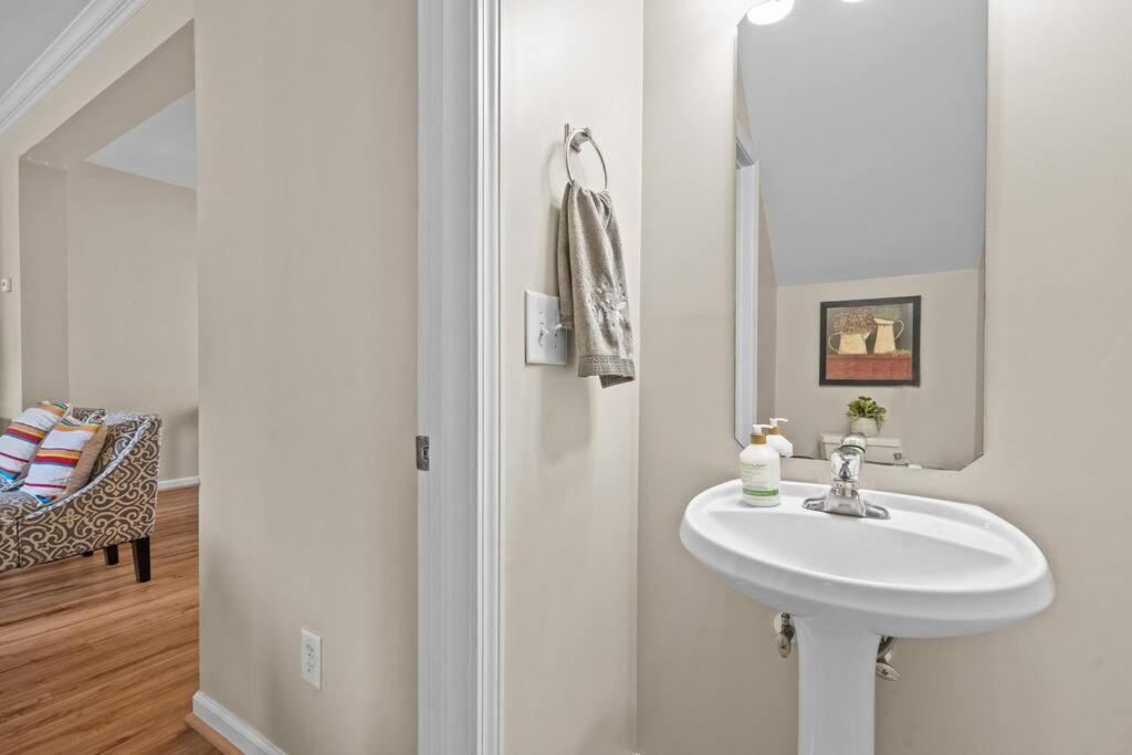 Peaceful, Townhome In Hope Valley Farms * Durham