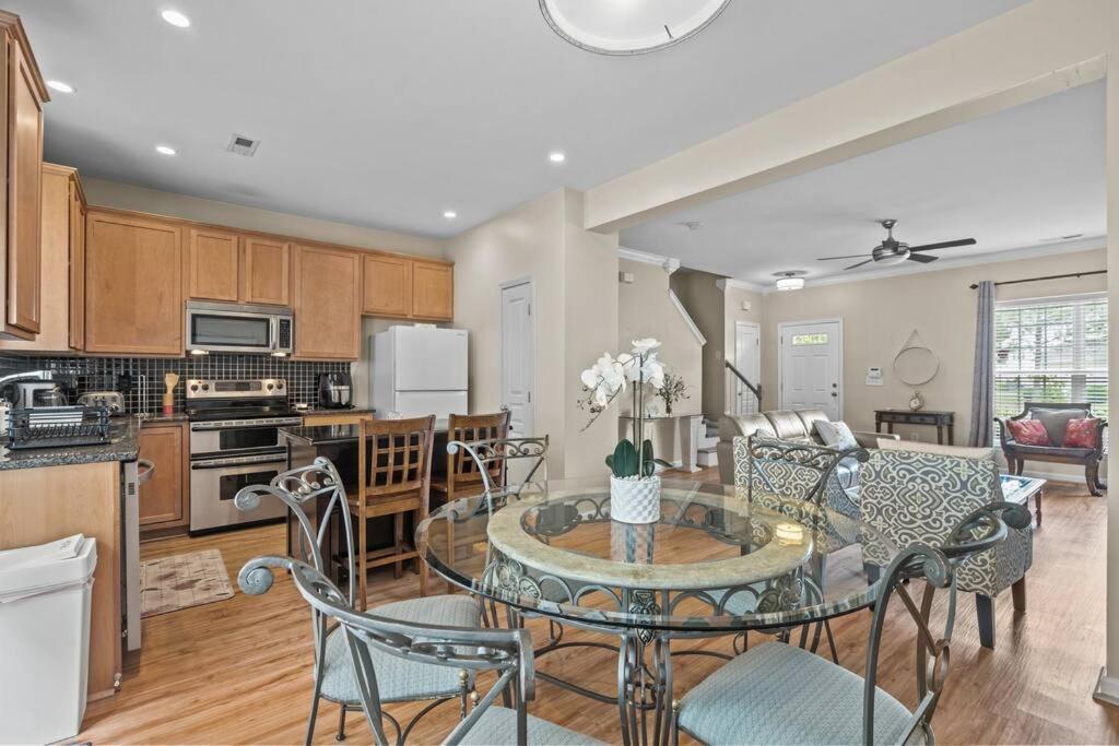 Peaceful, Townhome In Hope Valley Farms Durham